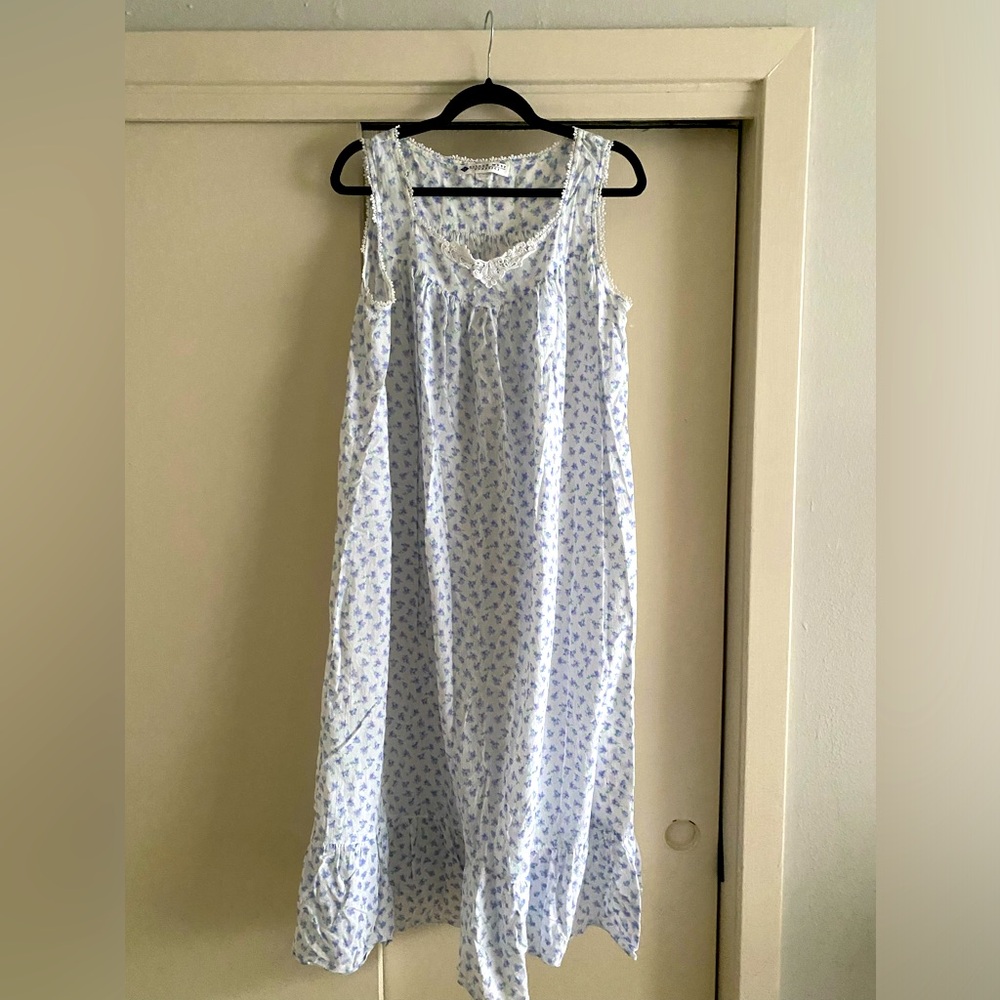 Eileen west white & blue floral night gown